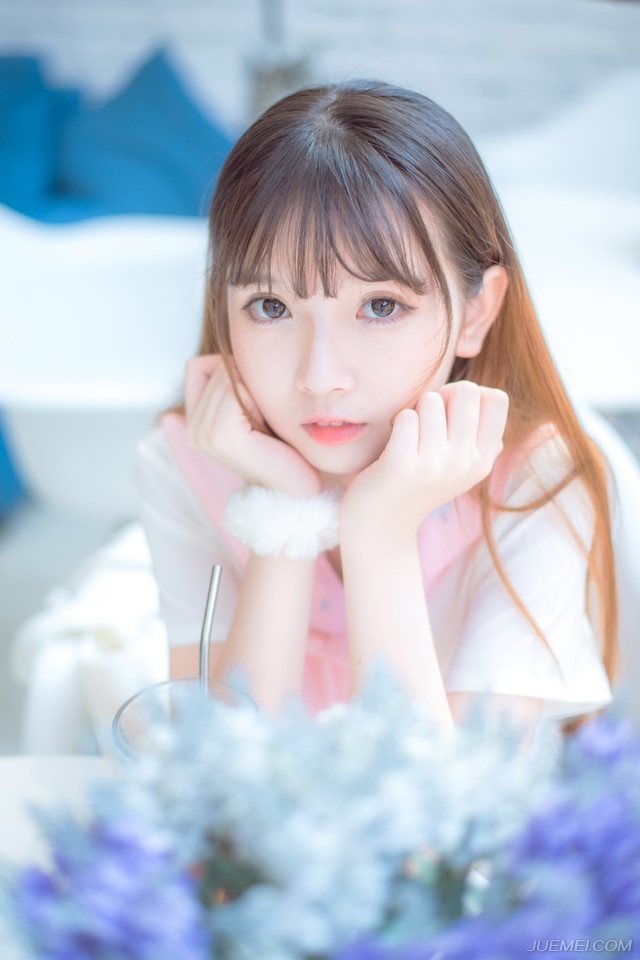 “以士元的性格，恐怕不日便会打来，江州新定，人心不稳，我需在此坐镇，同时请严颜将军联络昔日部将，说降巴郡各城，幼常，我意让你秘密潜入成都，暗中联络成都世家，想办法挑拨成都世家！”诸葛亮看向马谡，一边在地图上勾勒，一边沉声道。